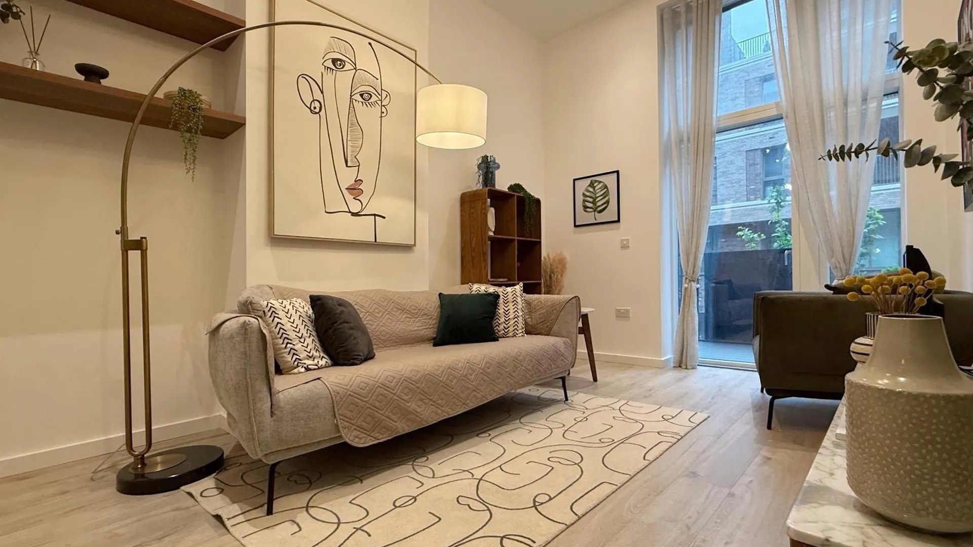 Stylish 3 Bed Apartment Near London City Airport