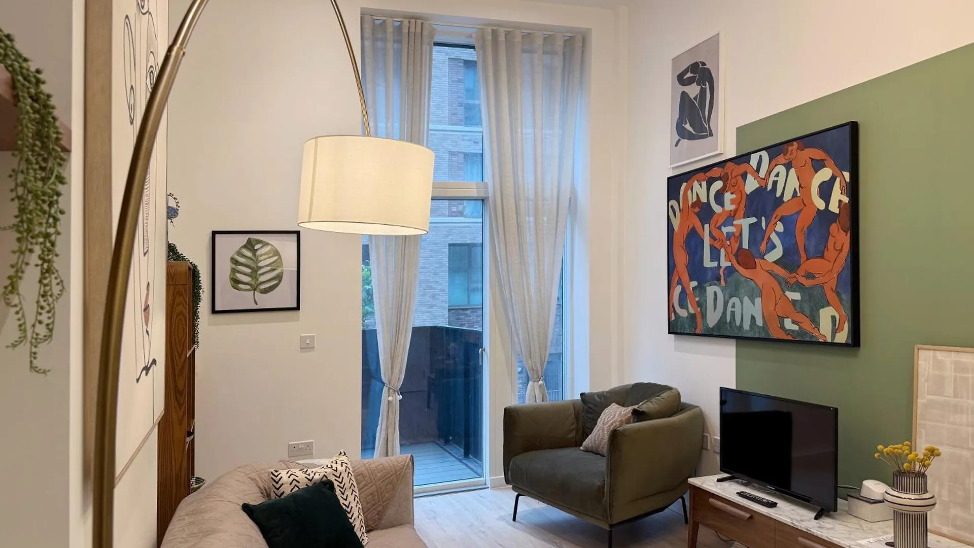 Stylish 3 Bed Apartment Near London City Airport 0*,