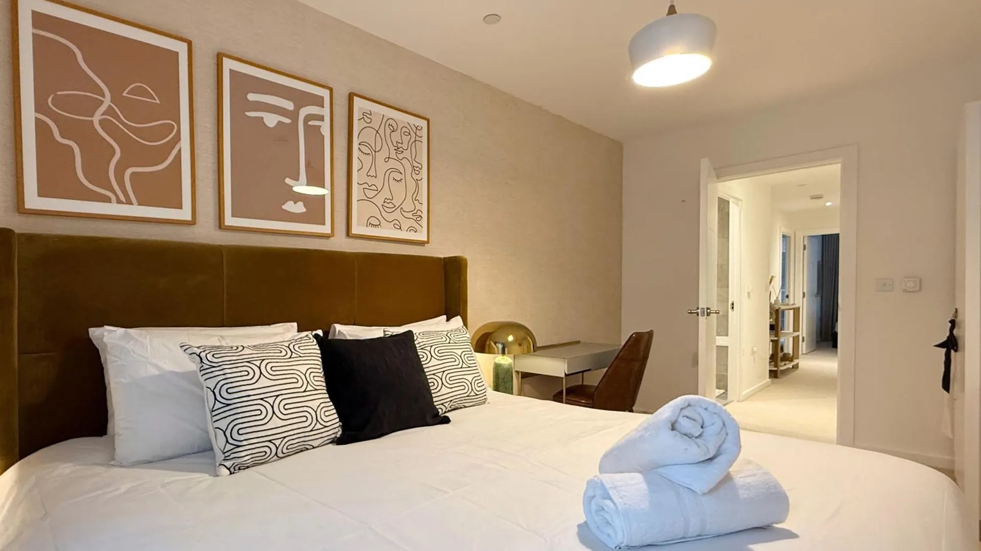 Stylish 3 Bed Apartment Near London City Airport