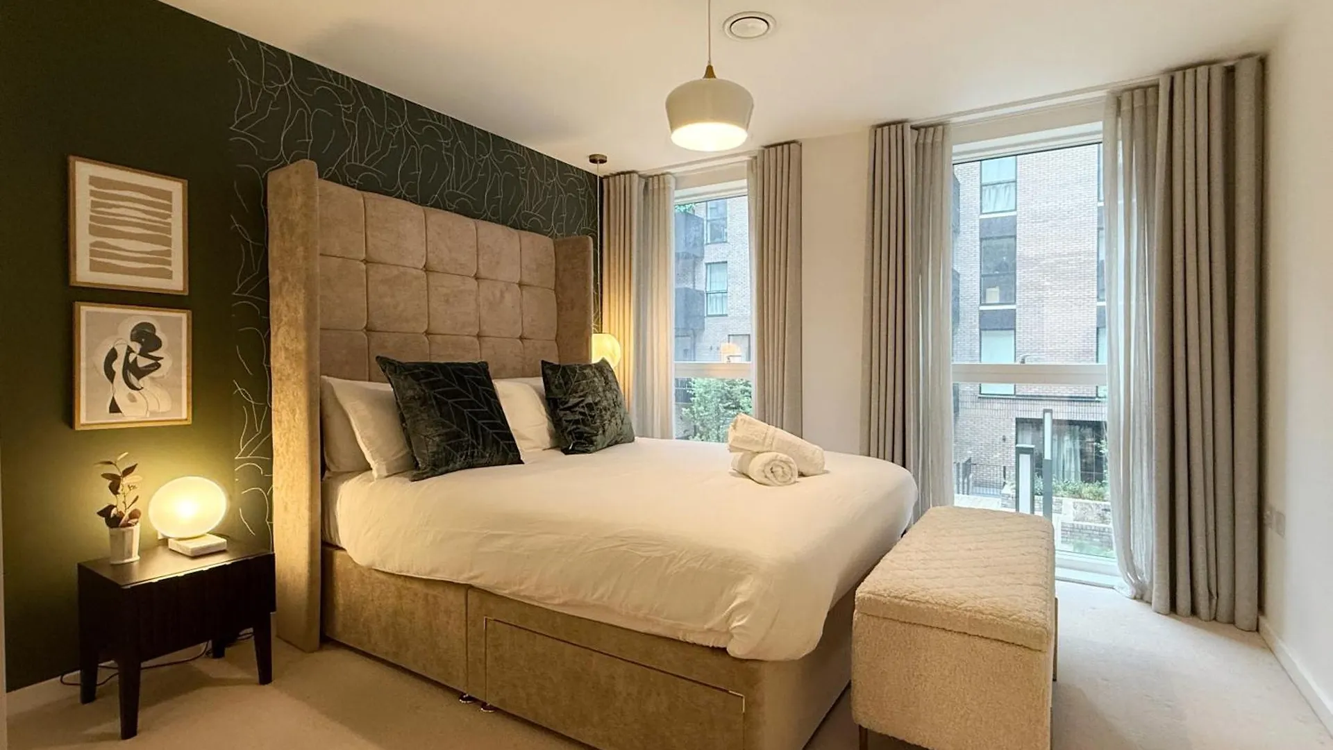 Stylish 3 Bed Apartment Near London City Airport