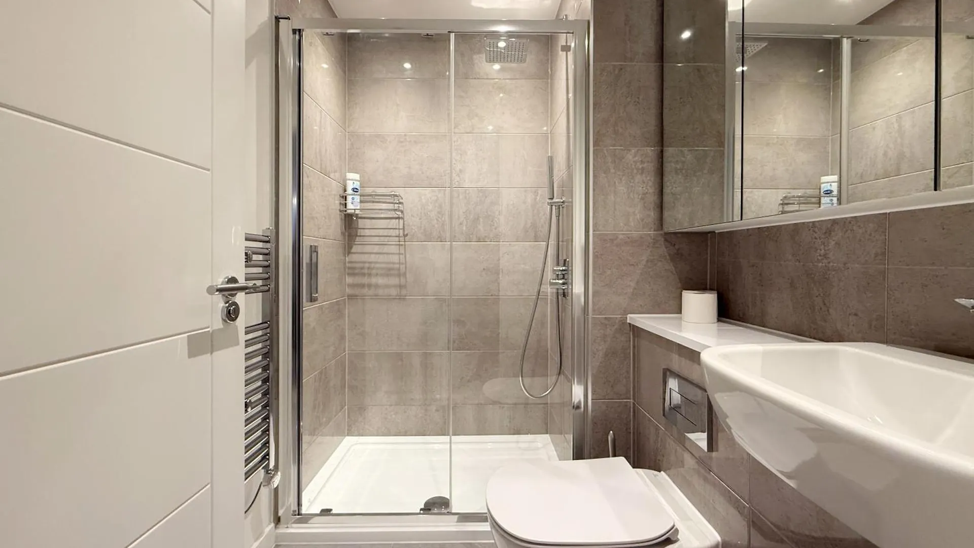 Stylish 3 Bed Apartment Near London City Airport
