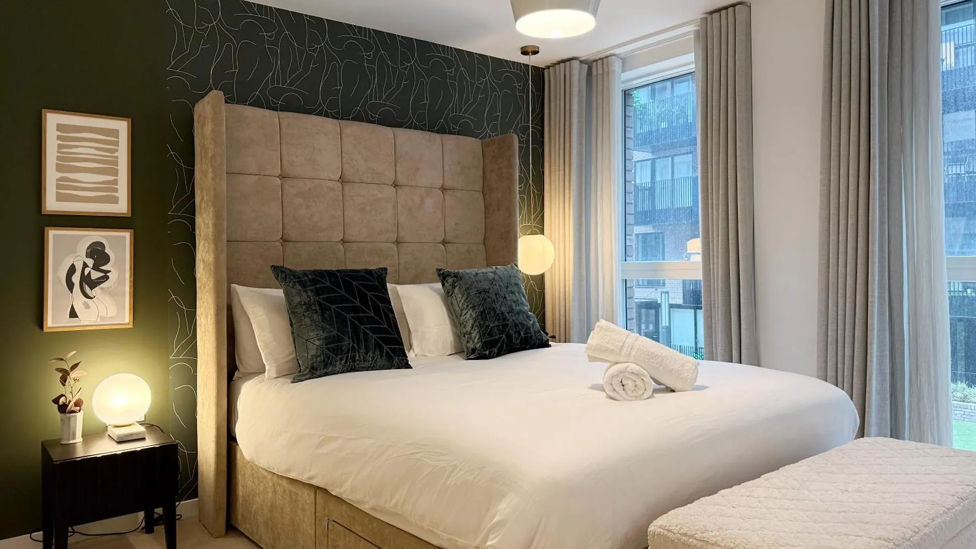 Stylish 3 Bed Apartment Near London City Airport