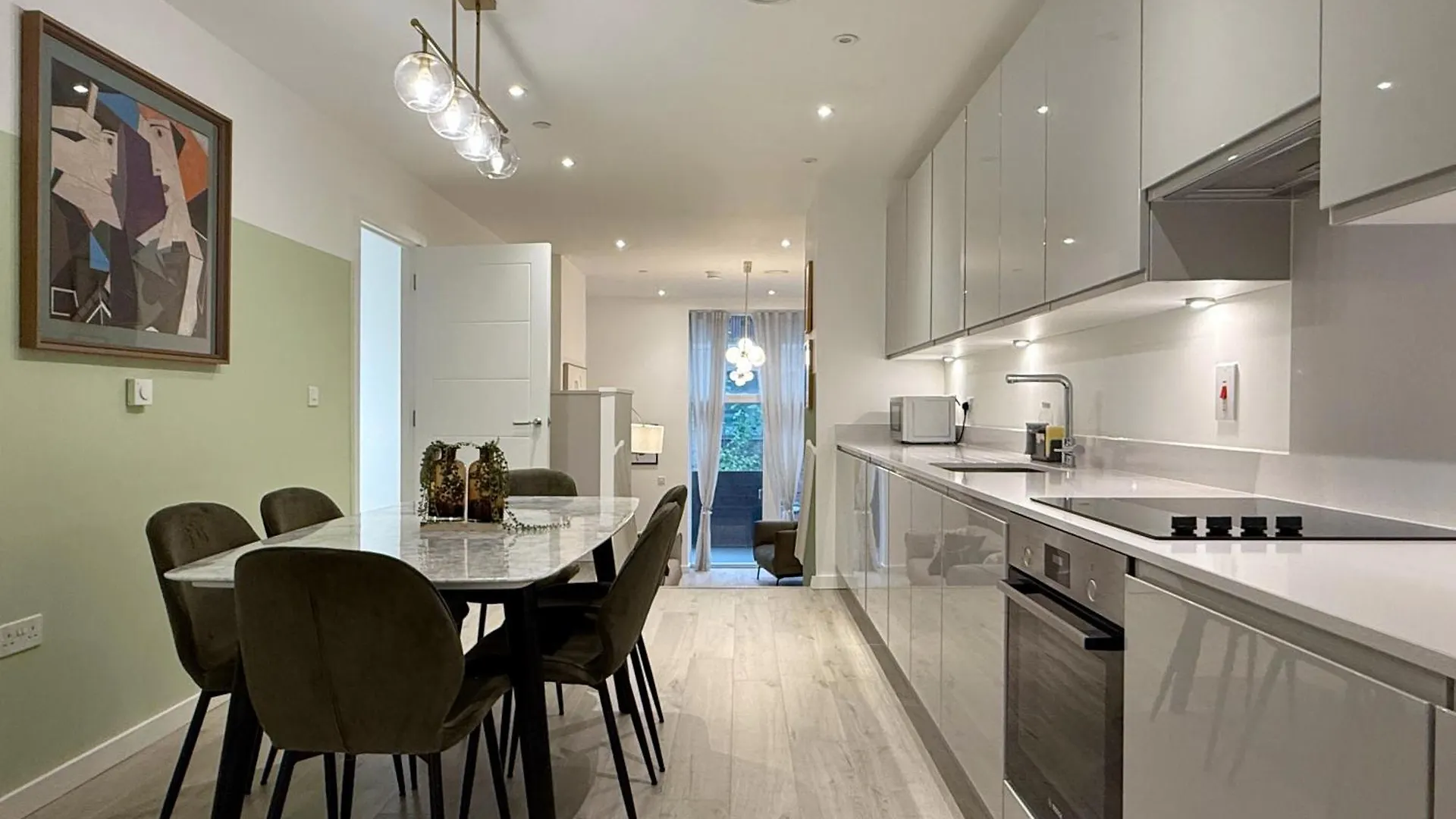Stylish 3 Bed Apartment Near London City Airport 0*,