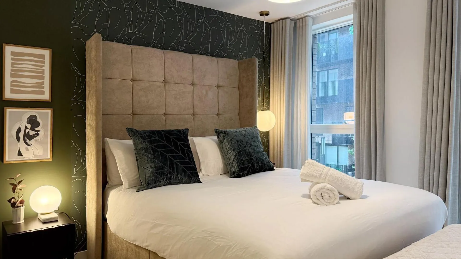 Stylish 3 Bed Apartment Near London City Airport