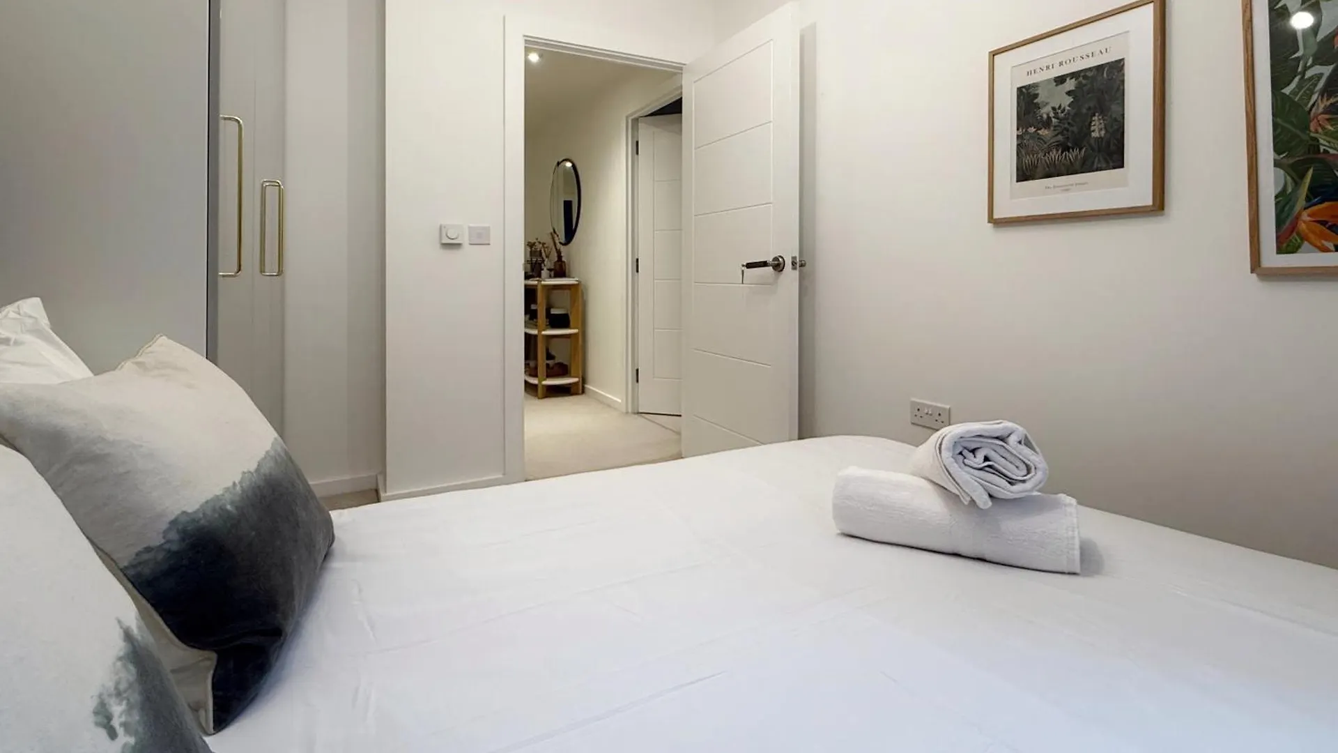 Stylish 3 Bed Apartment Near London City Airport