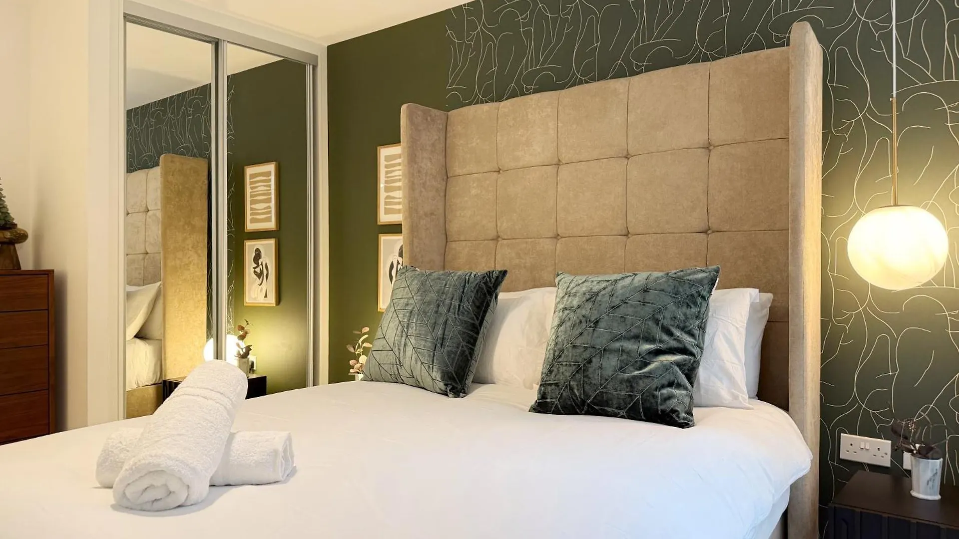 Stylish 3 Bed Apartment Near London City Airport