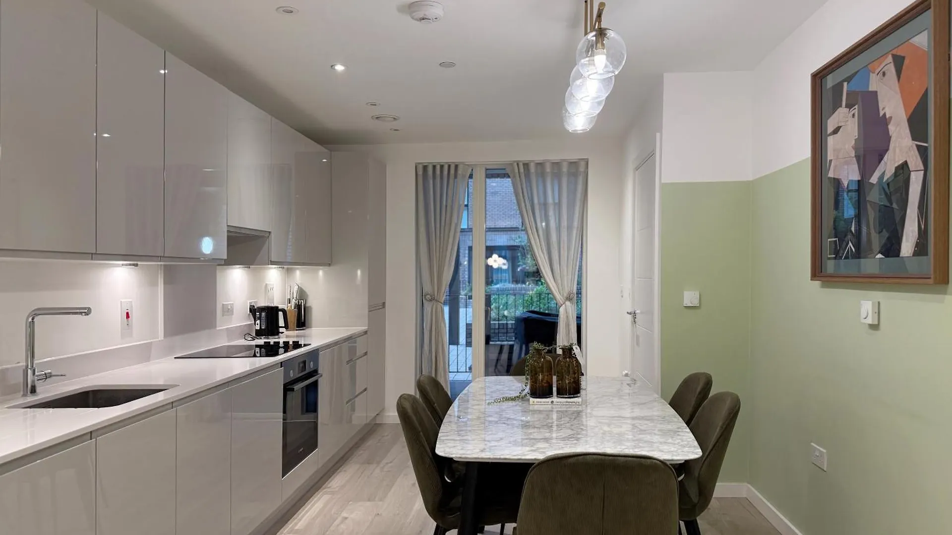 Stylish 3 Bed Apartment Near London City Airport 0*,  United Kingdom
