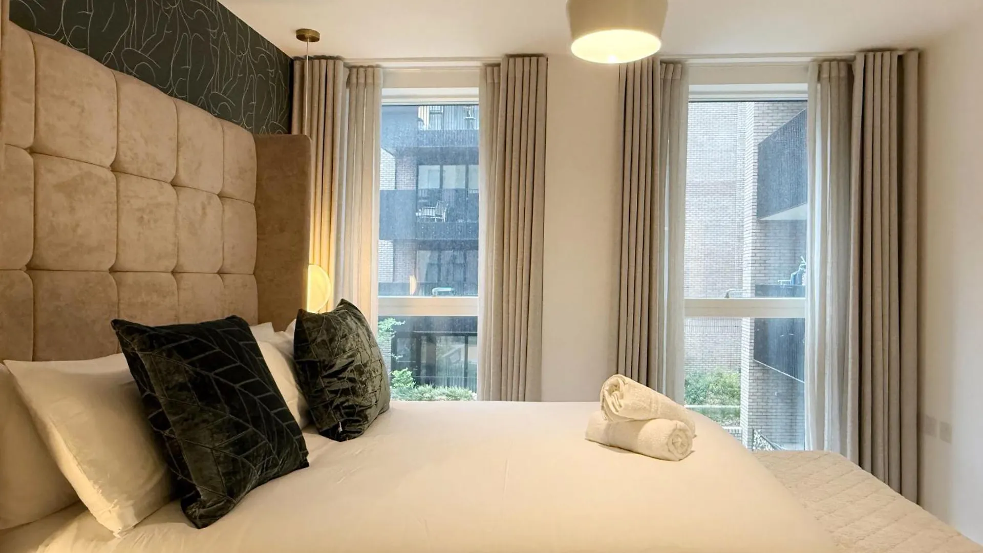 Stylish 3 Bed Apartment Near London City Airport