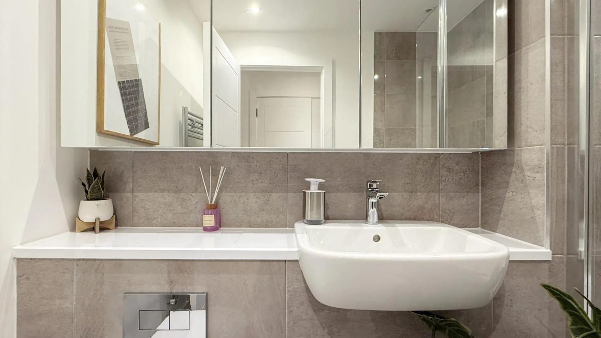 Stylish 3 Bed Apartment Near London City Airport 0*,