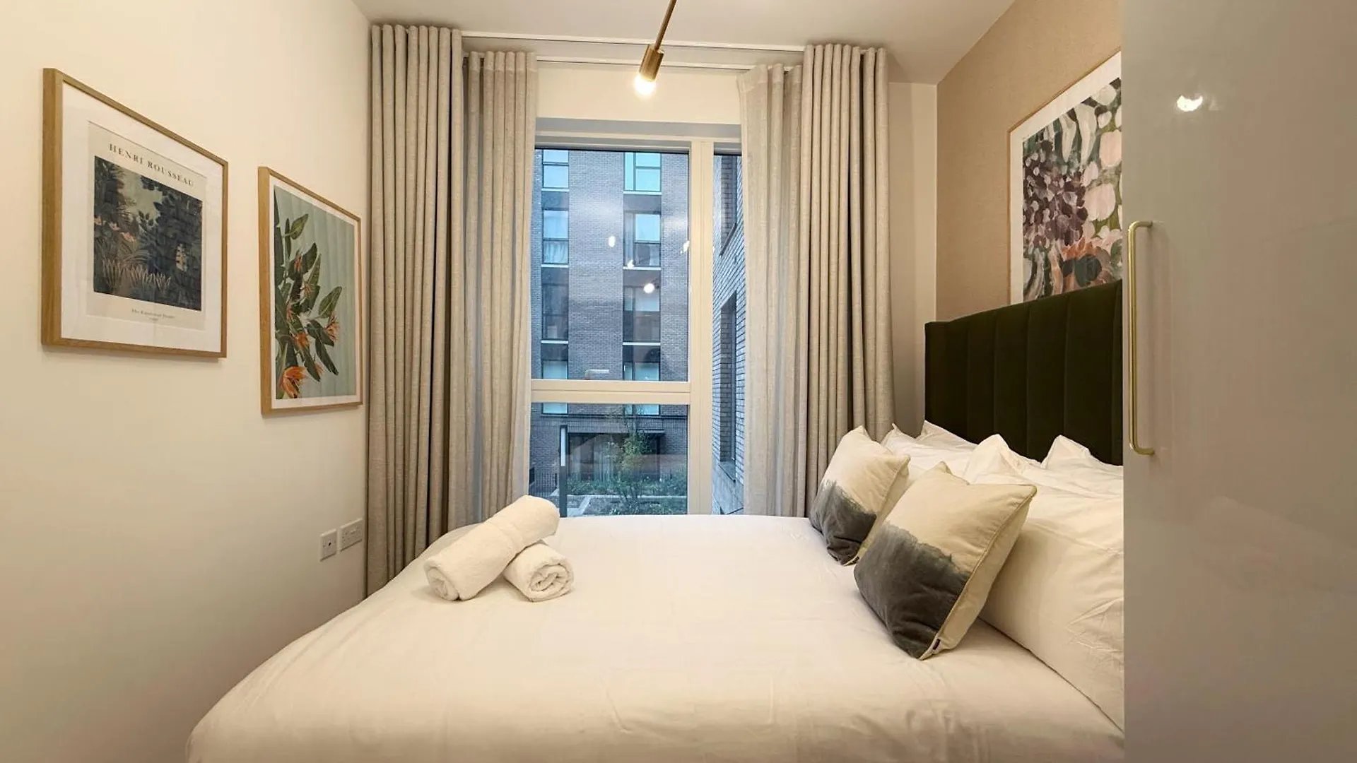 Stylish 3 Bed Apartment Near London City Airport
