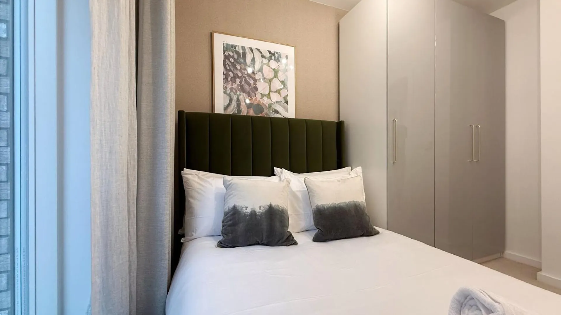 Stylish 3 Bed Apartment Near London City Airport 0*,  United Kingdom