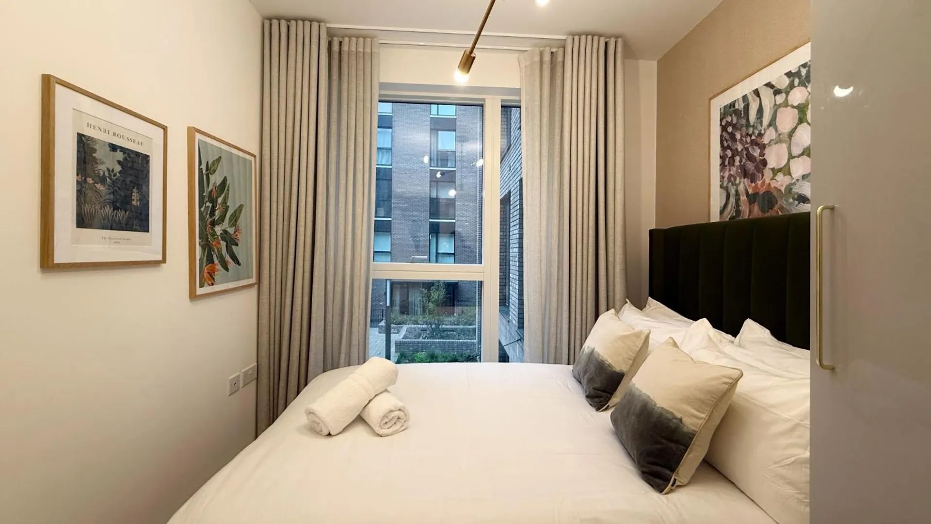 Stylish 3 Bed Apartment Near London City Airport