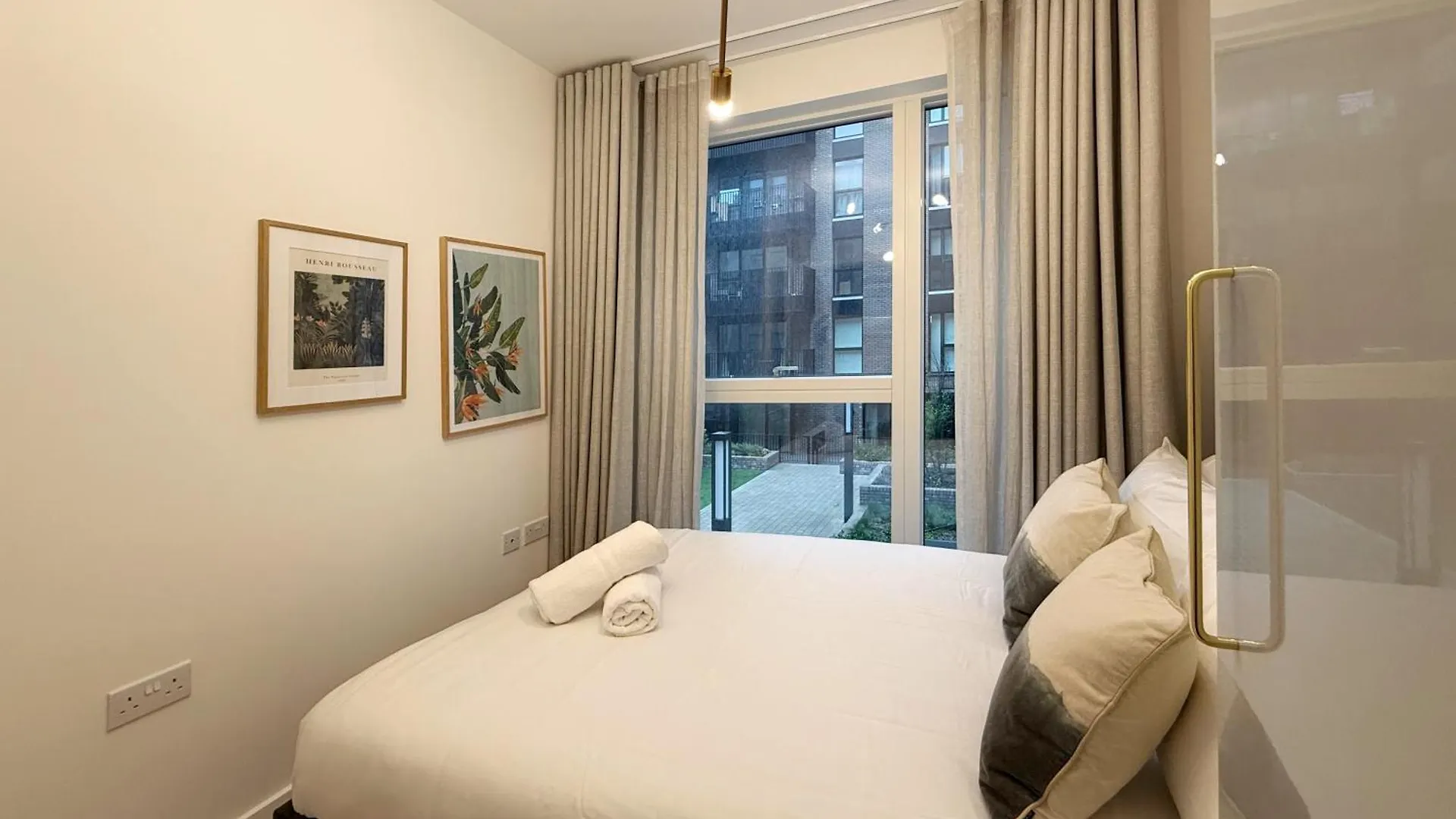 Stylish 3 Bed Apartment Near London City Airport 0*,