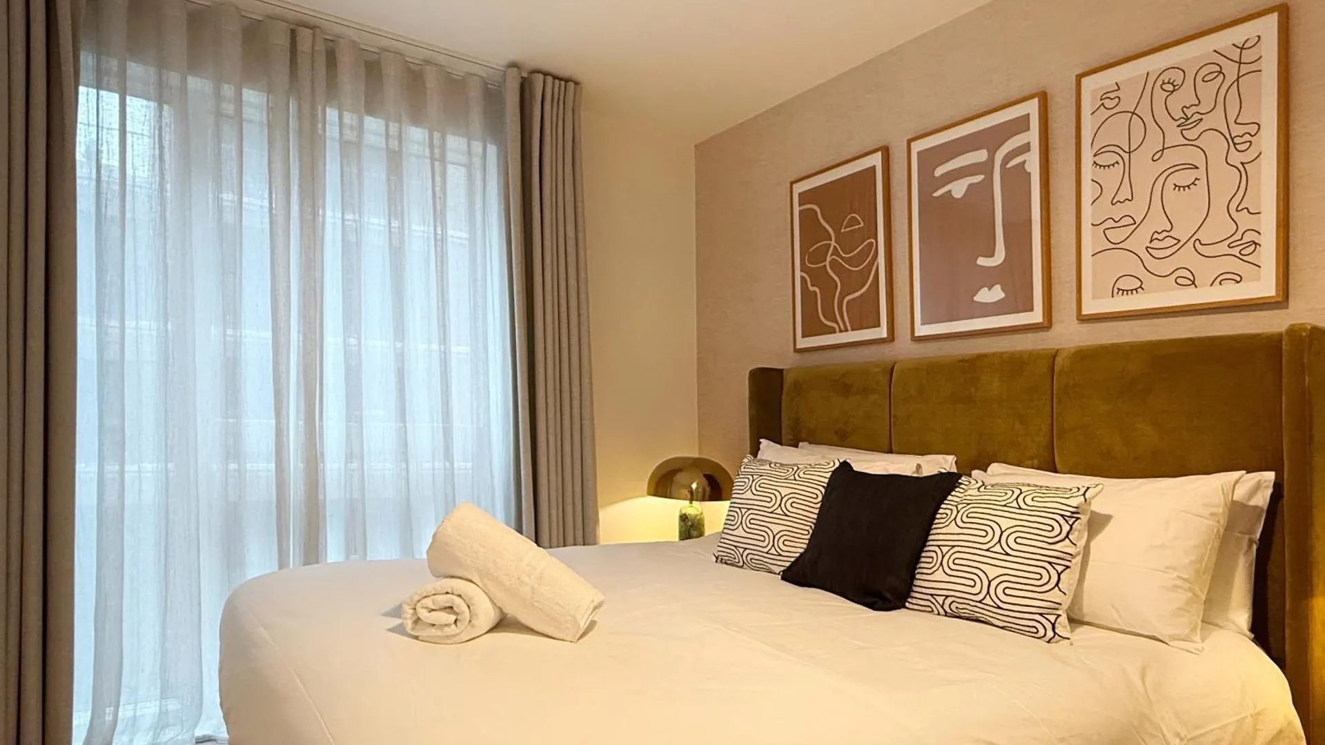 Stylish 3 Bed Apartment Near London City Airport