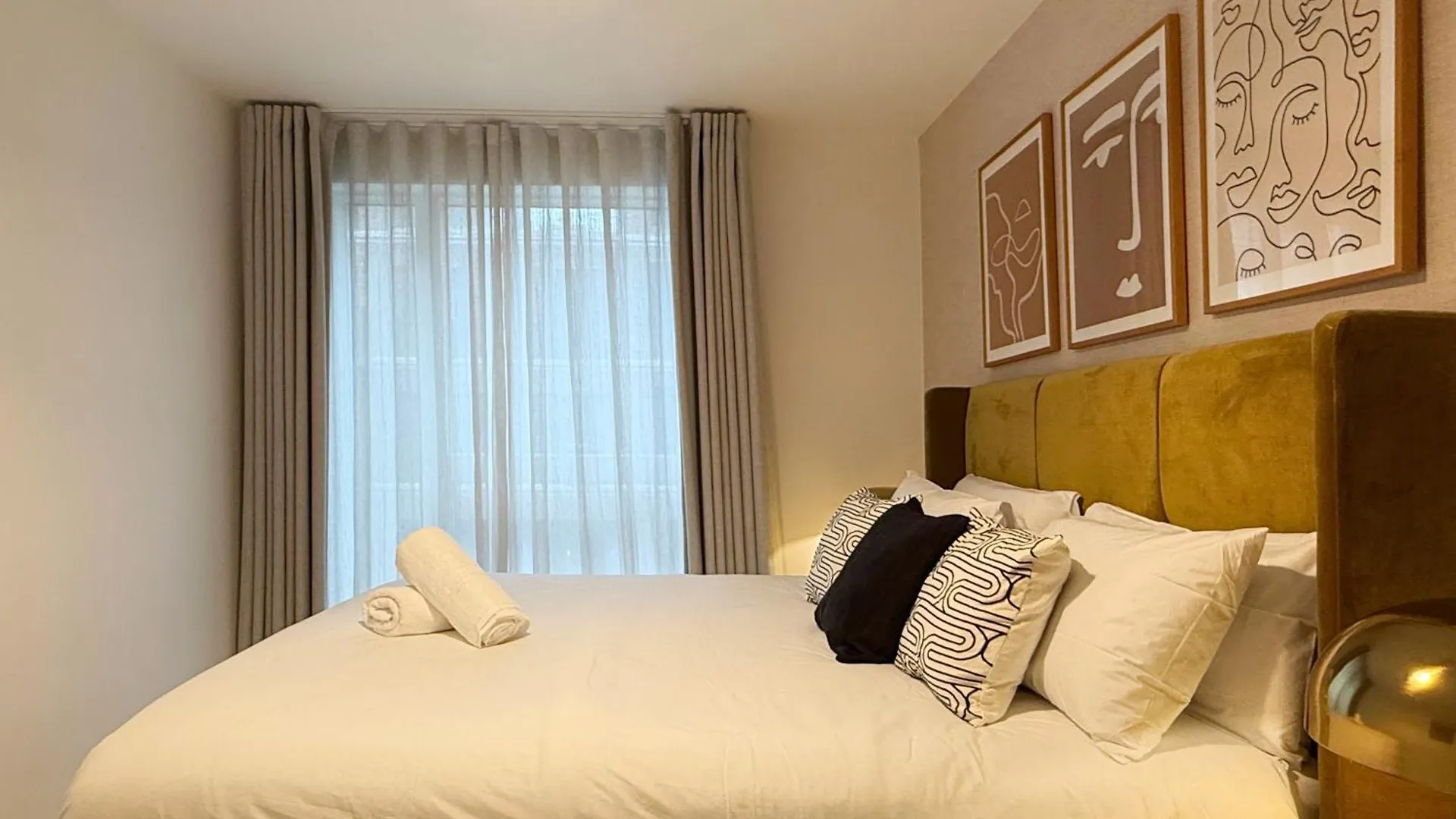 Stylish 3 Bed Apartment Near London City Airport