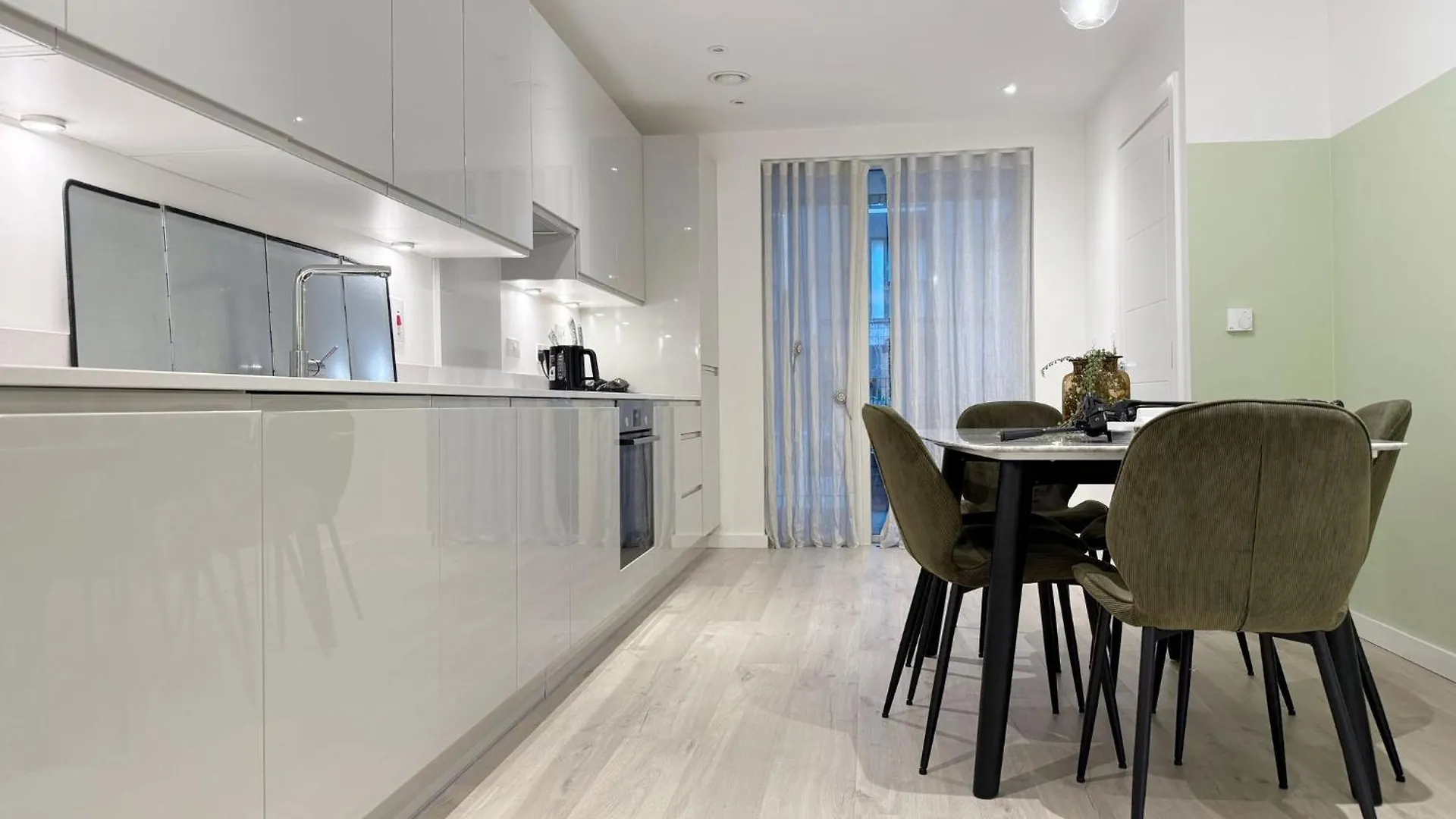 Stylish 3 Bed Apartment Near London City Airport 0*,  United Kingdom