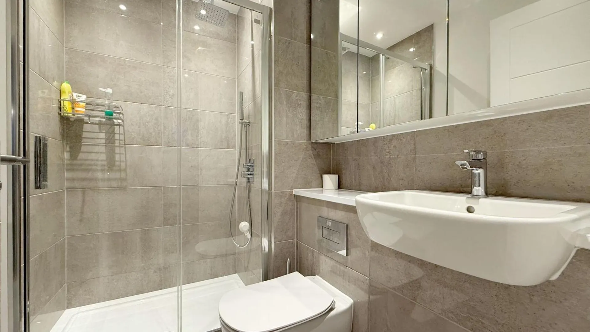 Stylish 3 Bed Apartment Near London City Airport 0*,  United Kingdom