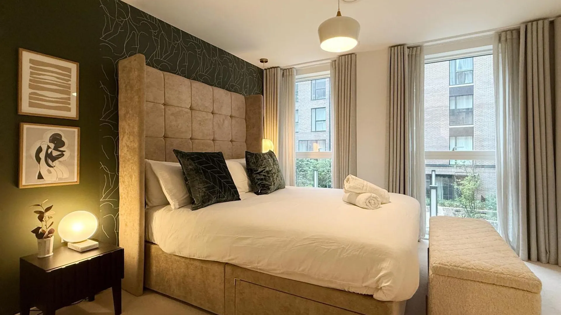 Stylish 3 Bed Apartment Near London City Airport