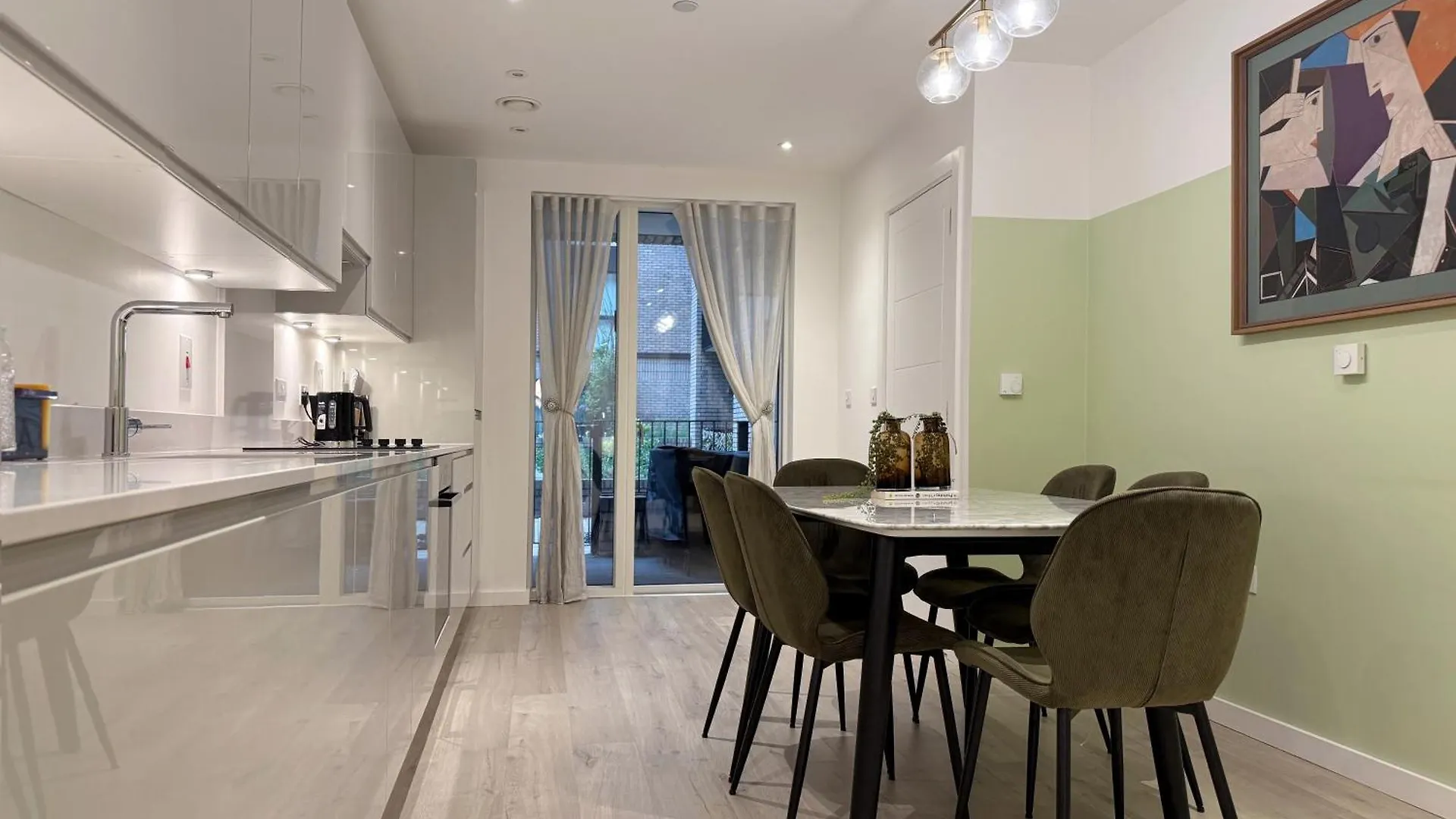 Stylish 3 Bed Apartment Near London City Airport
