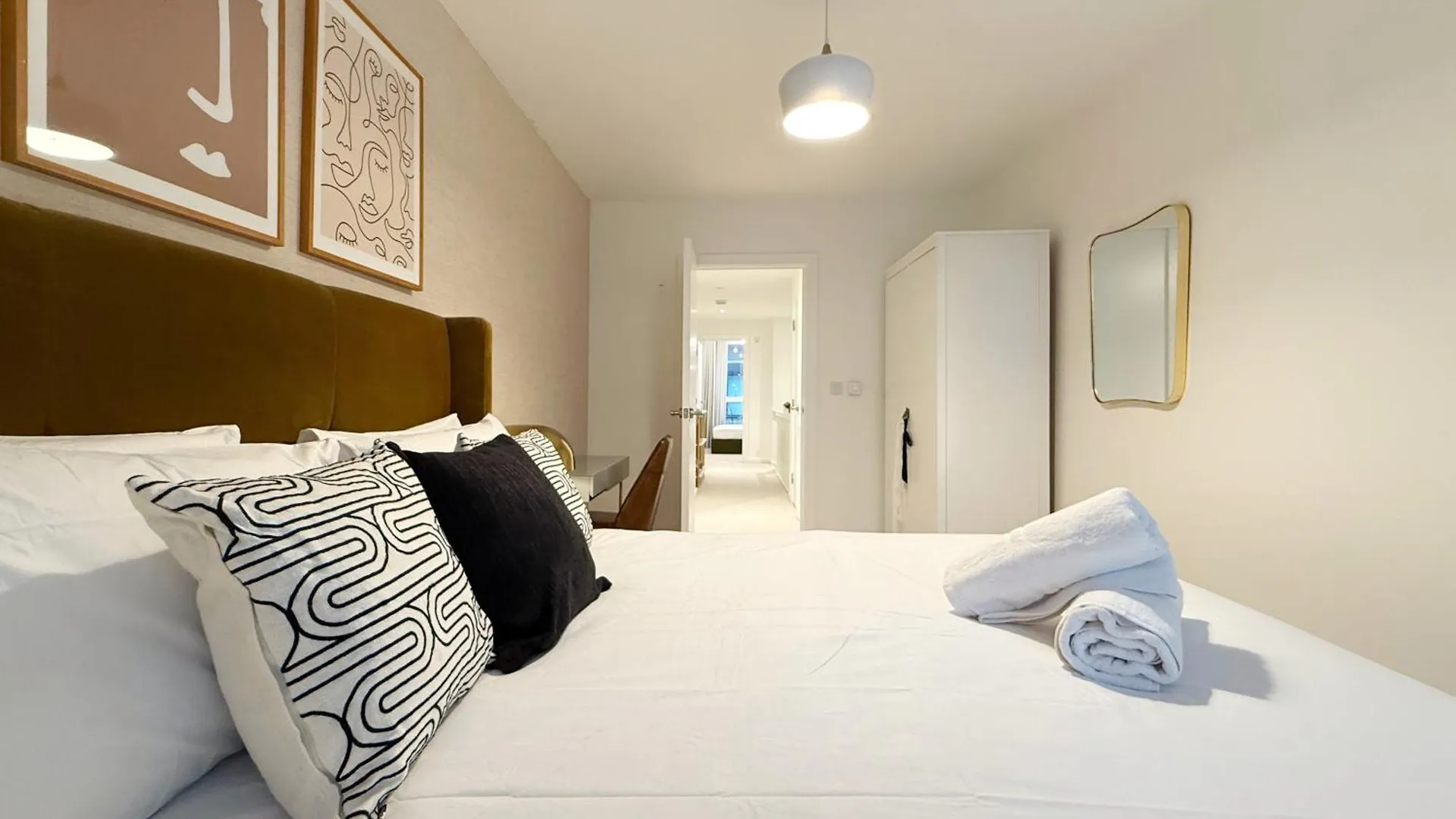 Stylish 3 Bed Apartment Near London City Airport