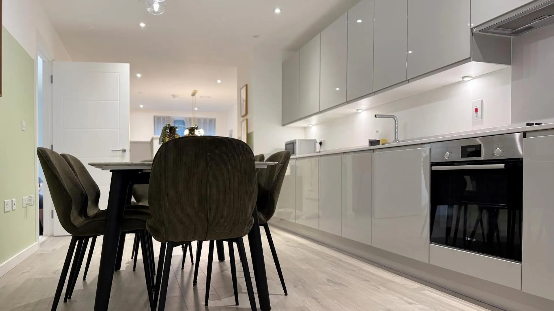 Stylish 3 Bed Apartment Near London City Airport 0*,