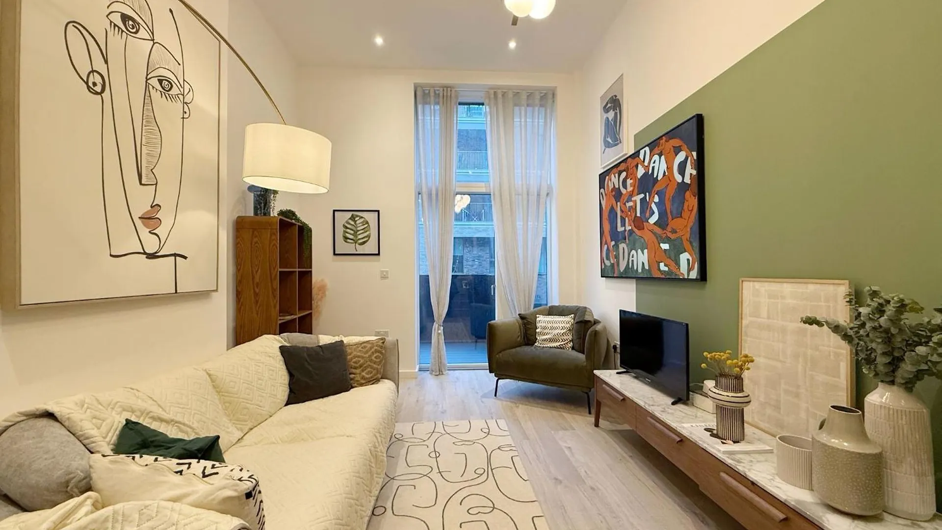 Stylish 3 Bed Apartment Near London City Airport